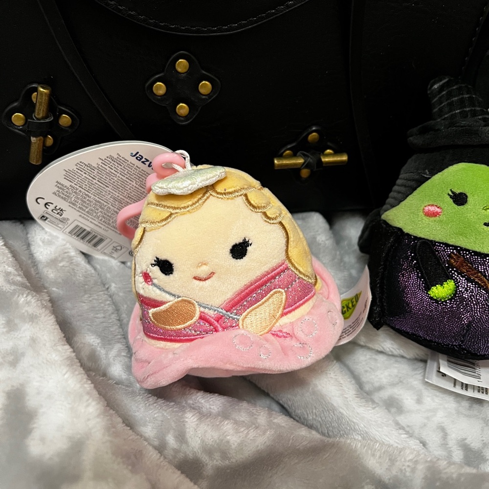 Her Universe Wicked Elphaba Messenger Bag Flying Free, Wicked Squishmallows - Picture 2 of 12